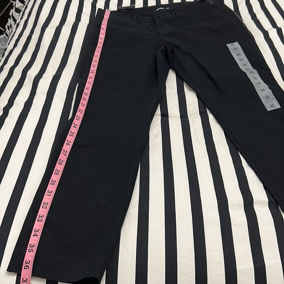 Old Navy Pants - NWT Old Navy ⚓️ Mid-Rise Pixie Pants Black Size 10